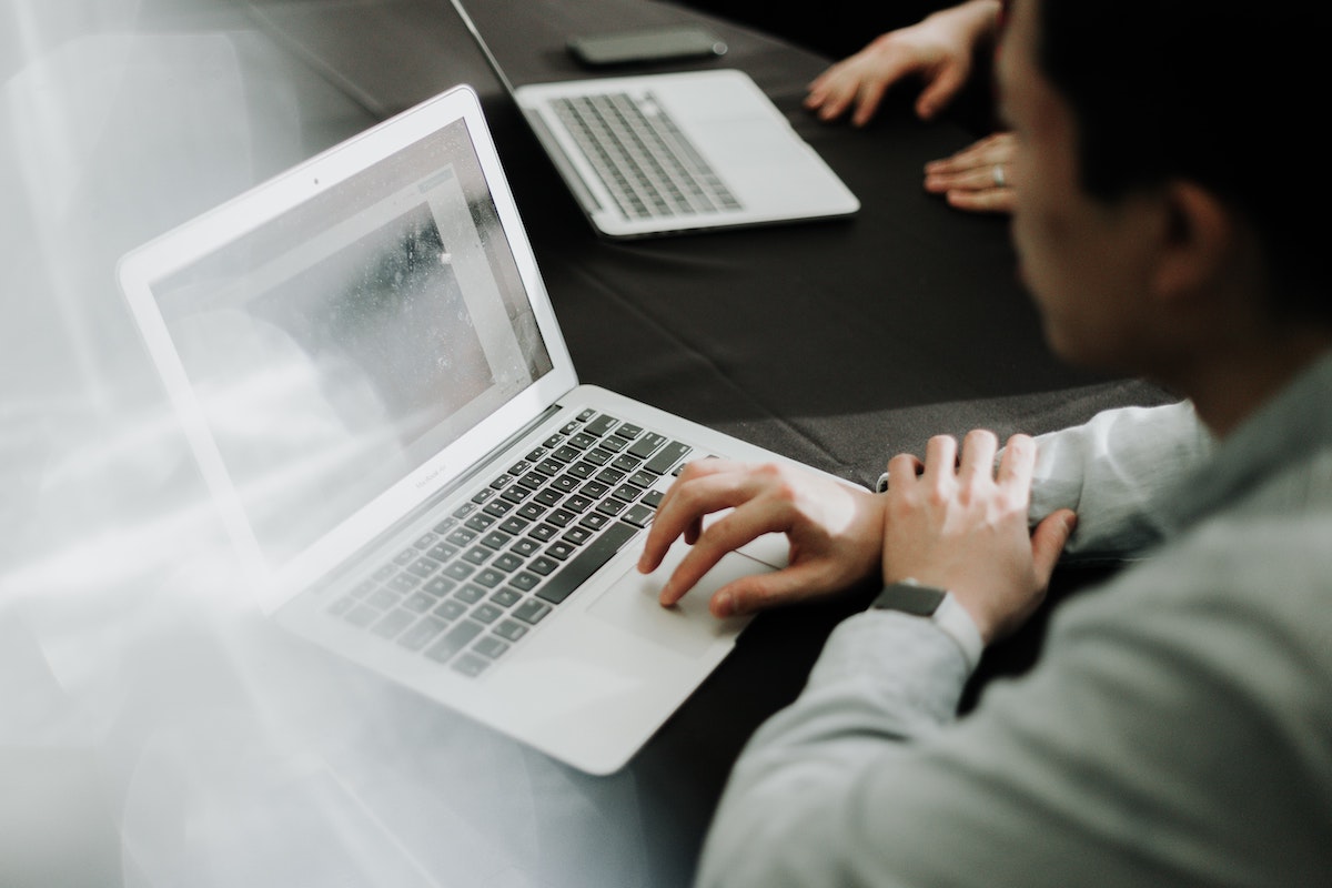 priscilla-du-preez-OEdkPaxYMXU-unsplash Person working on his laptop